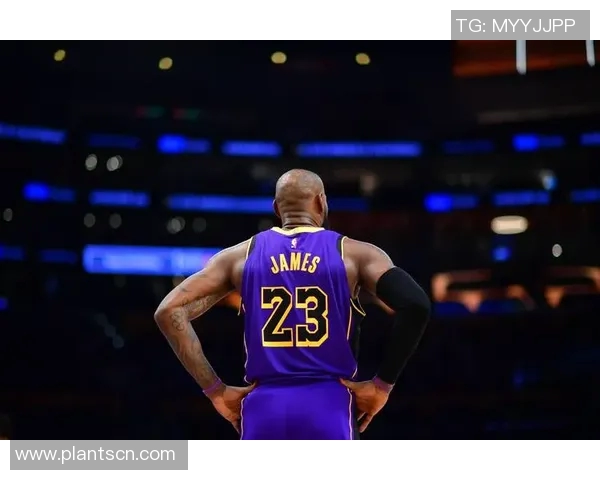 足球明星幽默调侃詹姆斯的趣事引发球迷热议与欢笑